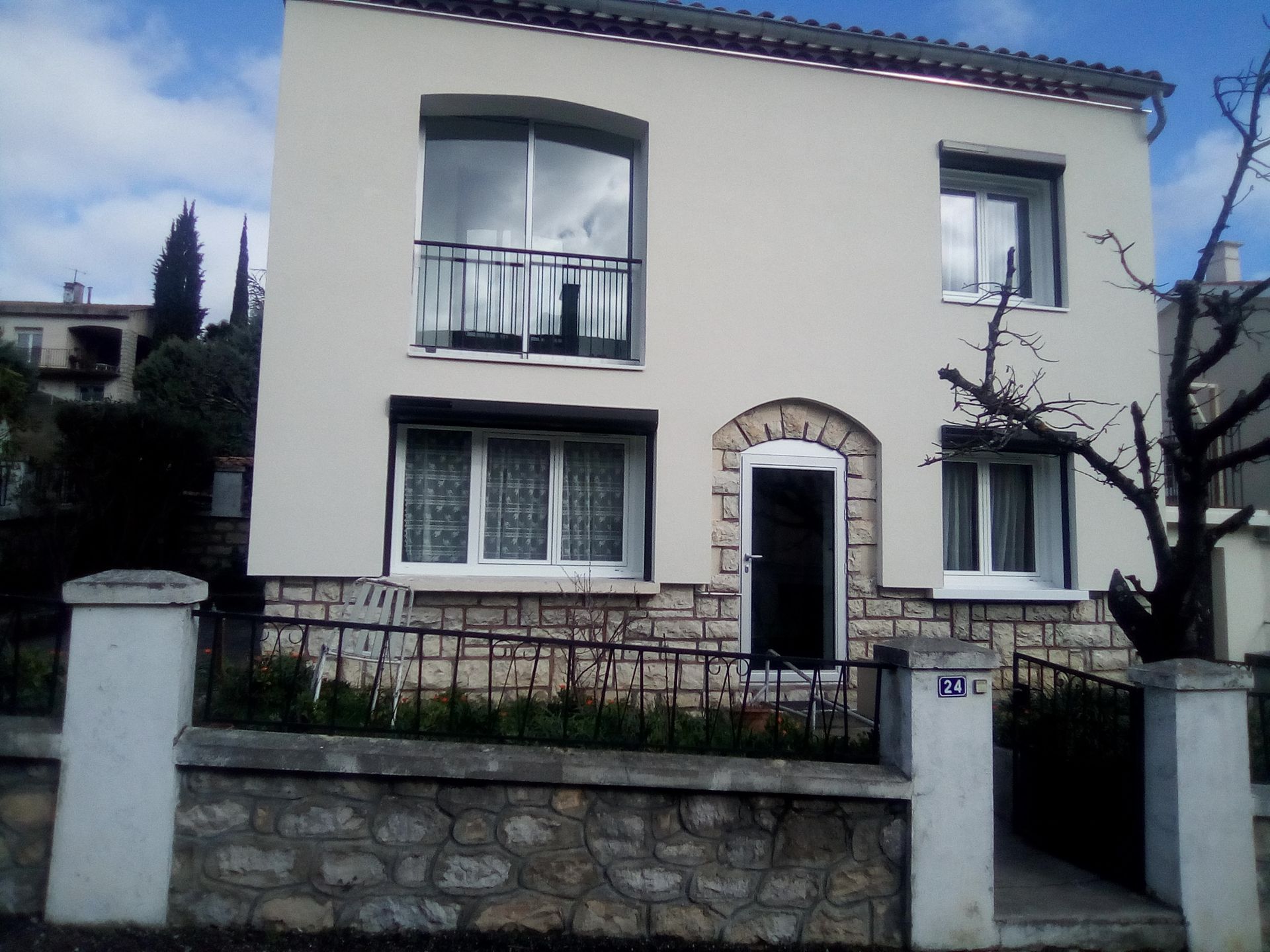 ITE d'une maison à Quillan avec une grande fenêtre