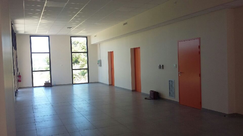 Peinture de portes en orange et rouge à Ajac