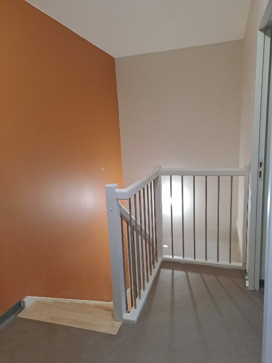 Peinture orange et revêtement de sol à Fendeille