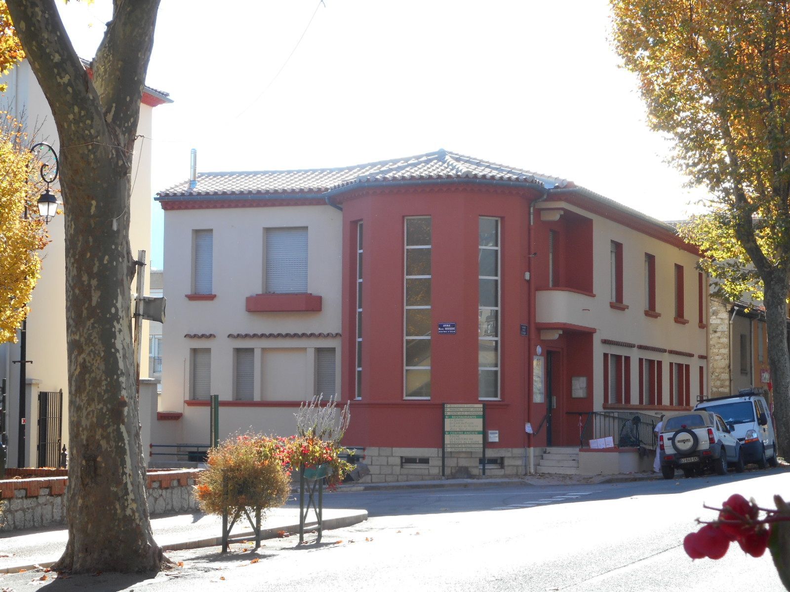 Peinture extérieure rouge et blanche d'un immeuble à Quillan