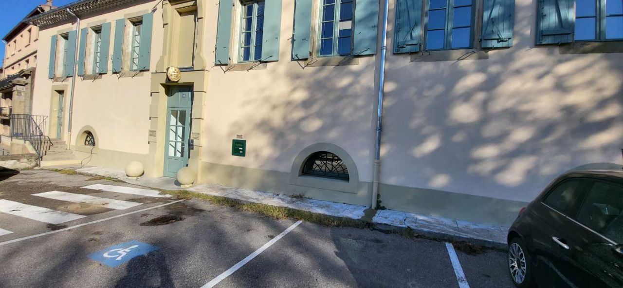 Ravalement de façade à Limoux avec des volets bleu ciel