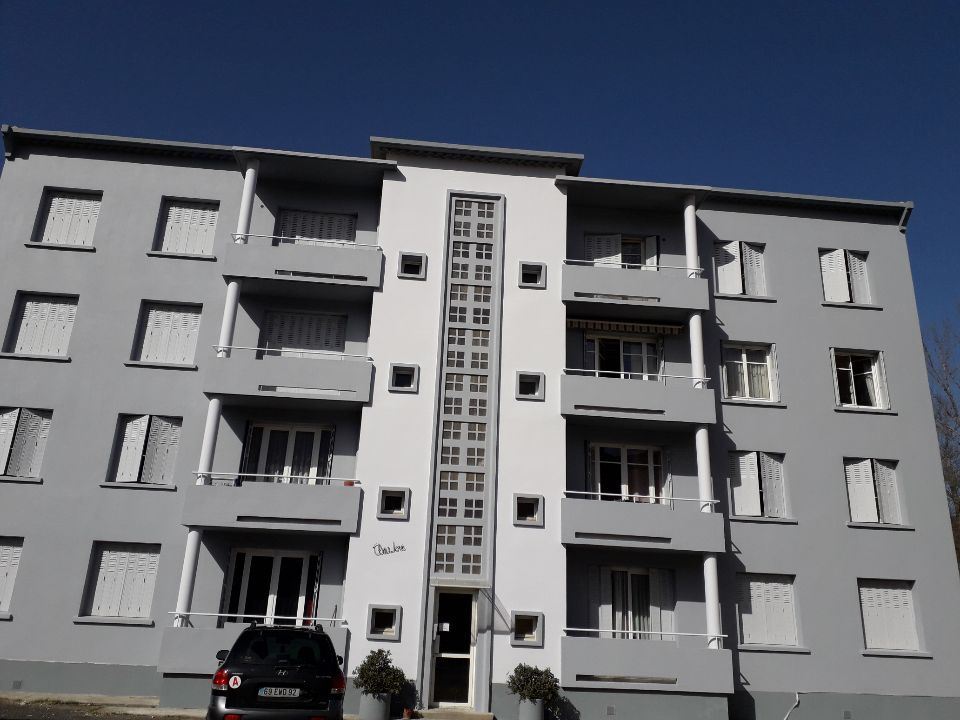 Ravalemen de façade d'un grand immeuble à Quillan