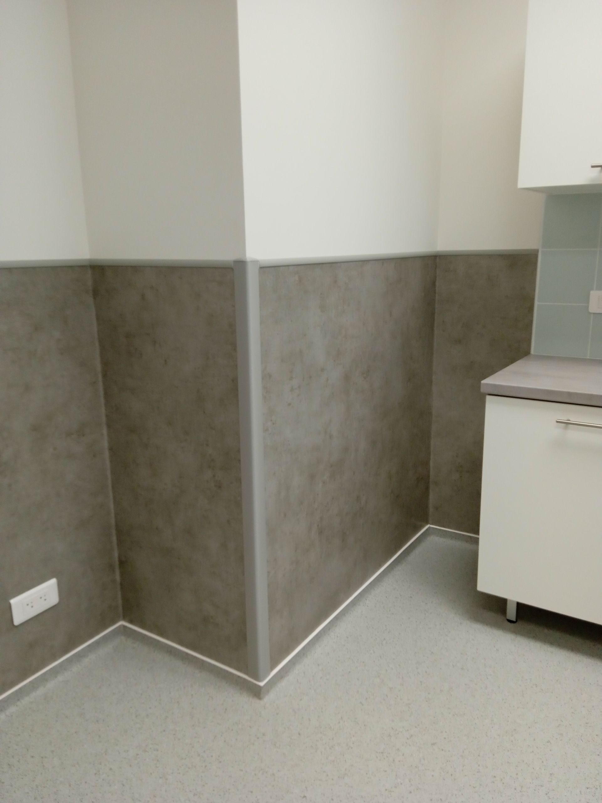 Revêtements muraux et de sol gris dans une salle de bains à Carcassonne