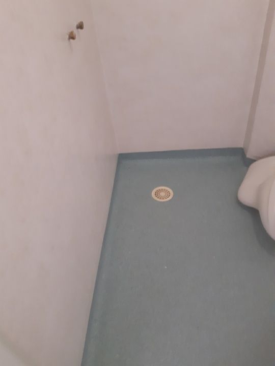 Revêtement de douche rose à Limoux