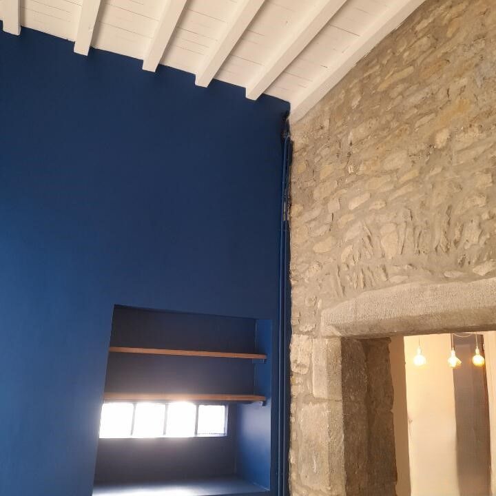 Peinture bleu sur un pan de mur