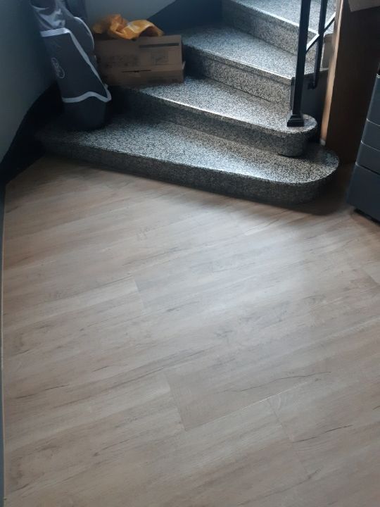 Revêtement de sol à Quillan avec un escalier