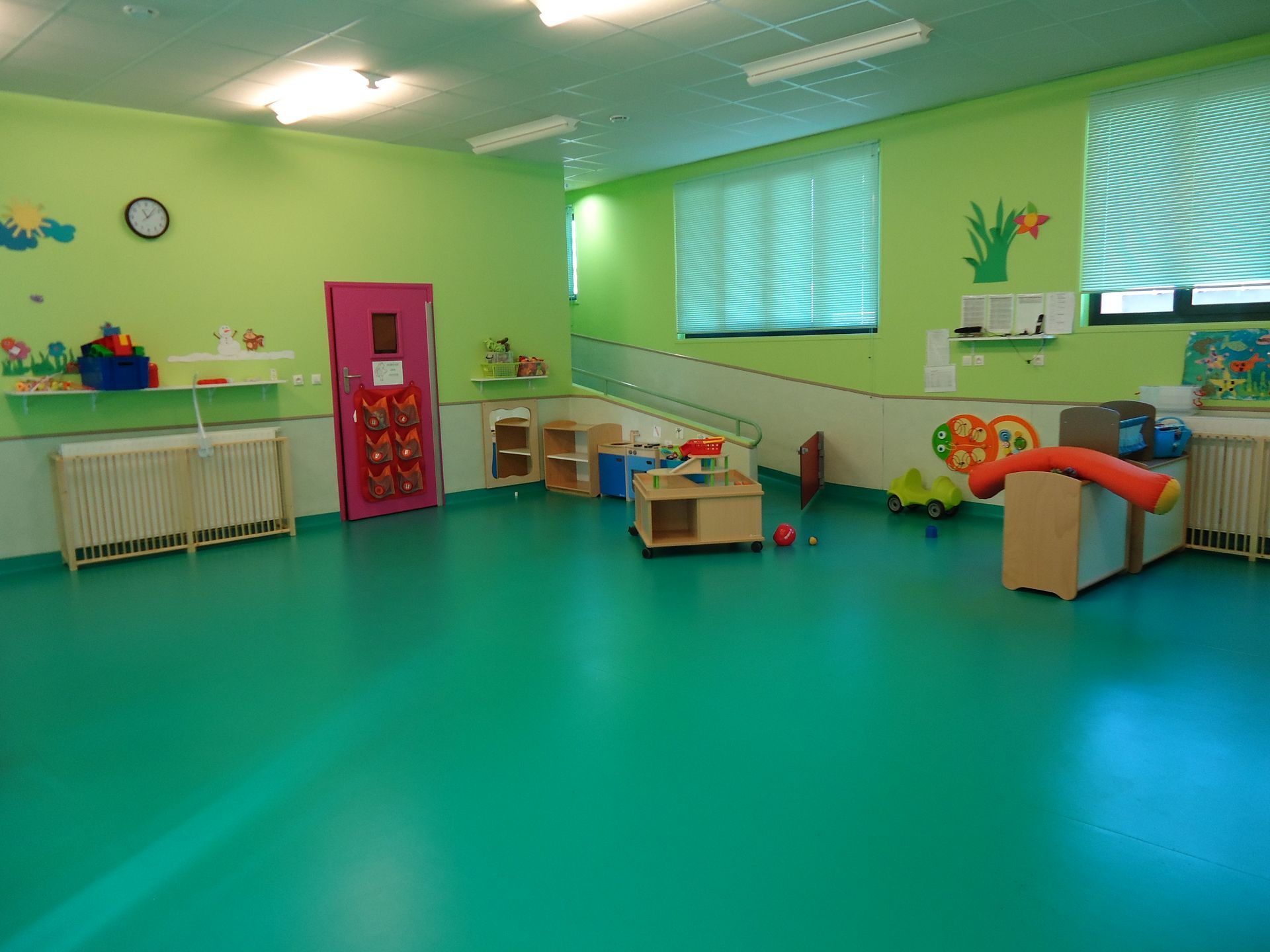 Revêtement de sol vert d'une crèche à Limoux