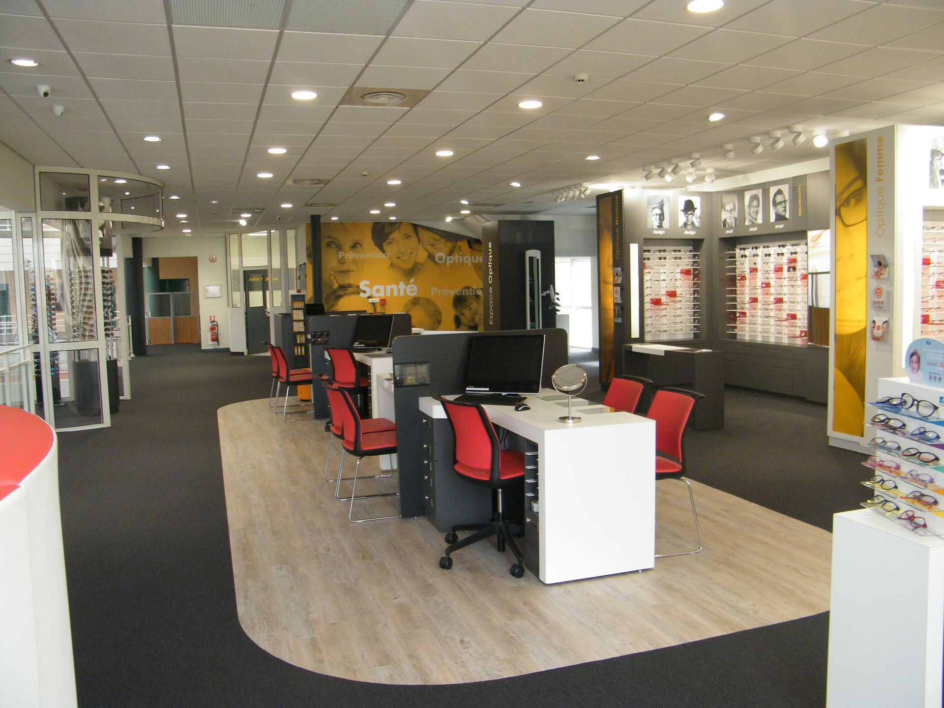 Revêtement de sol d'une mutuelle de Carcassonne avec des chaises rouges