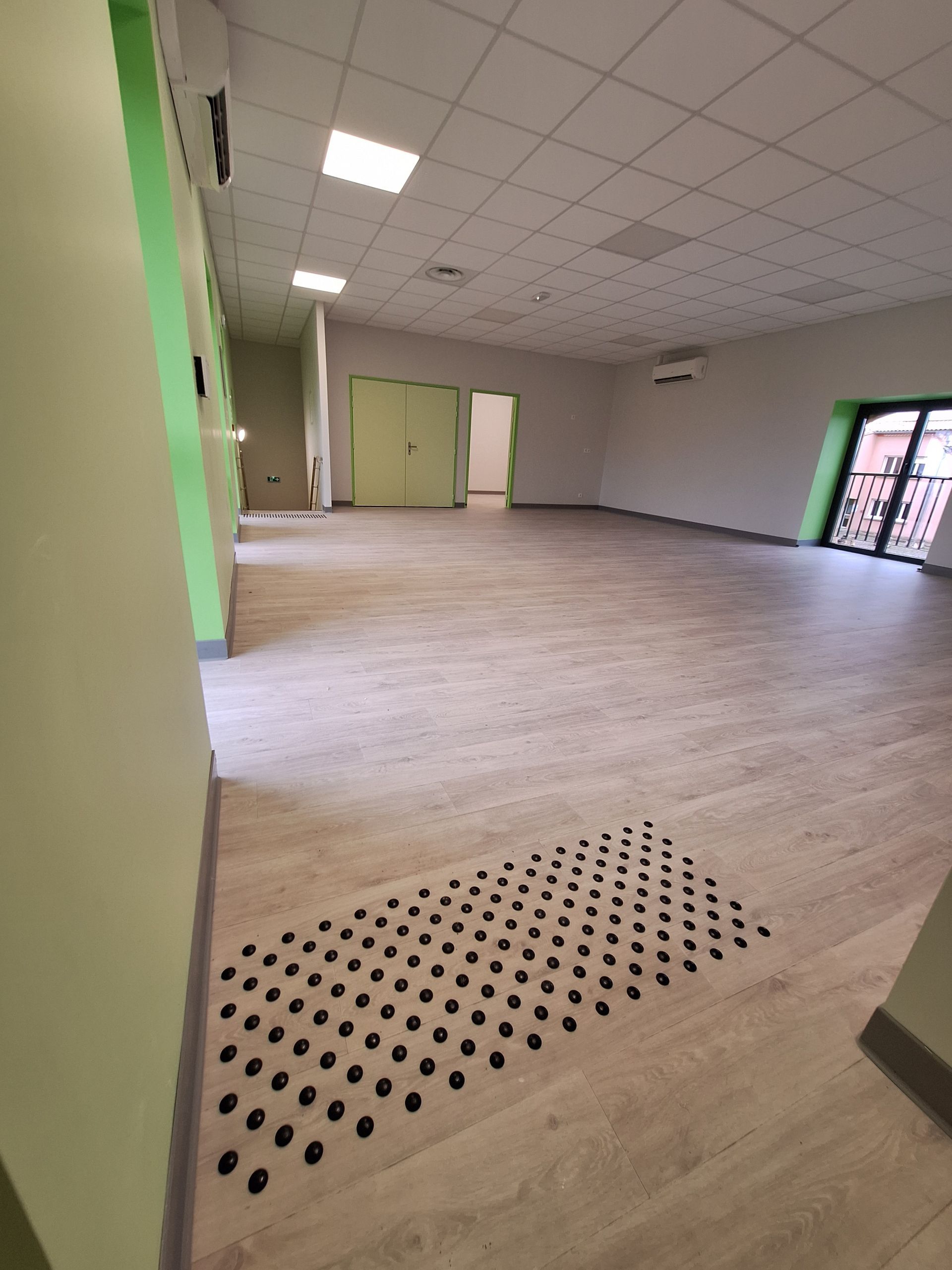 Sol PMR à Limoux avec des murs verts