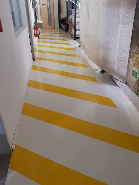 Sol jaune et blanc d'une usine