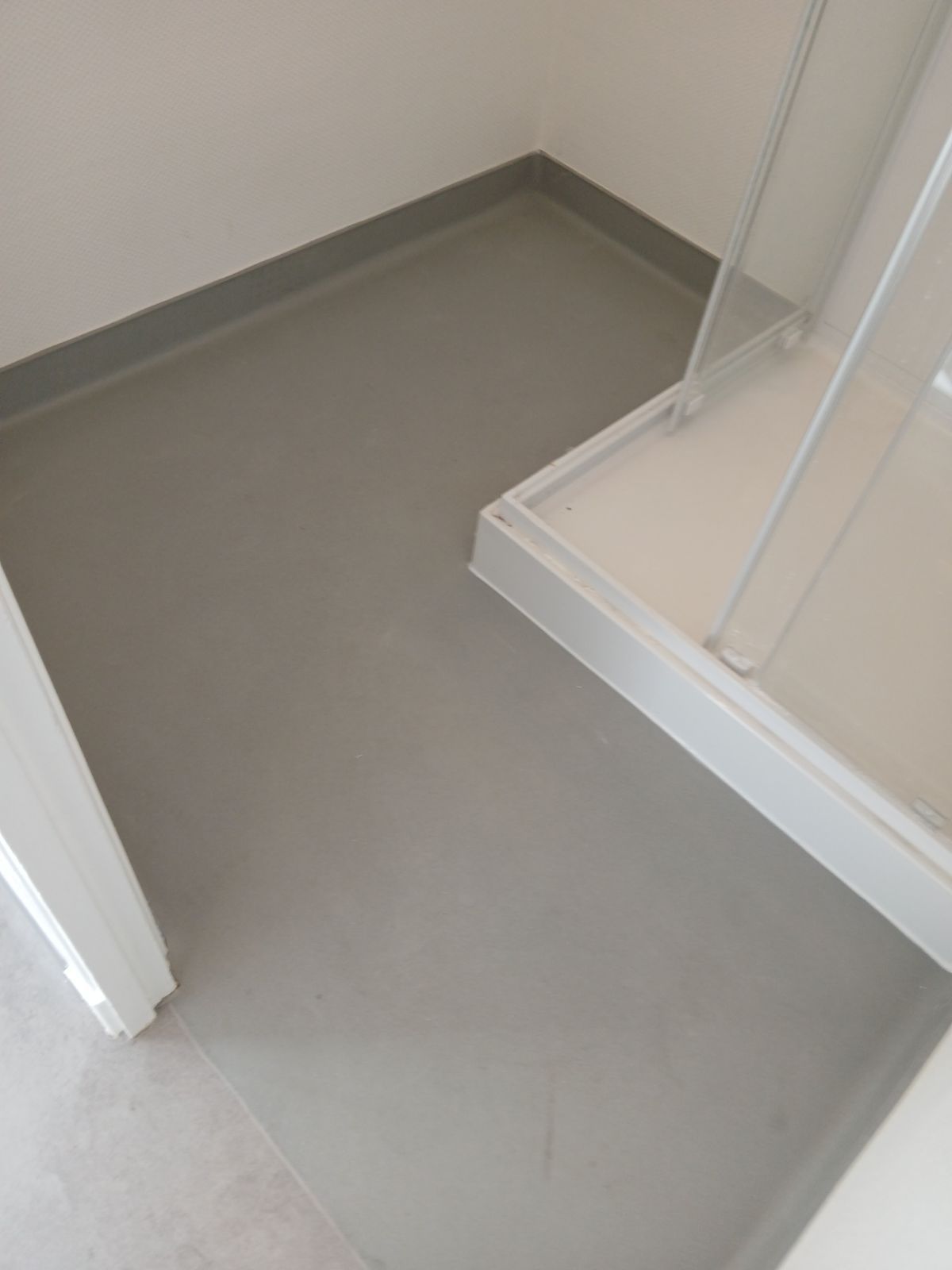 Pose de sol dans une salle de bains