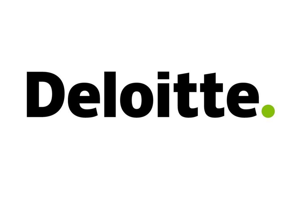 El logotipo de Deloitte es negro y verde sobre un fondo blanco.