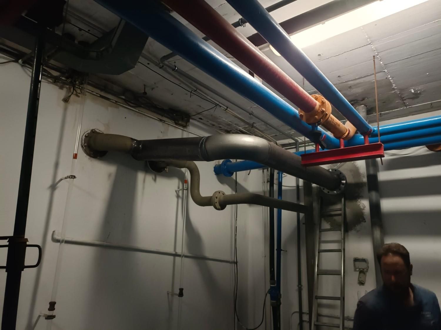 Cuarto de servicio con tuberías y conductos expuestos