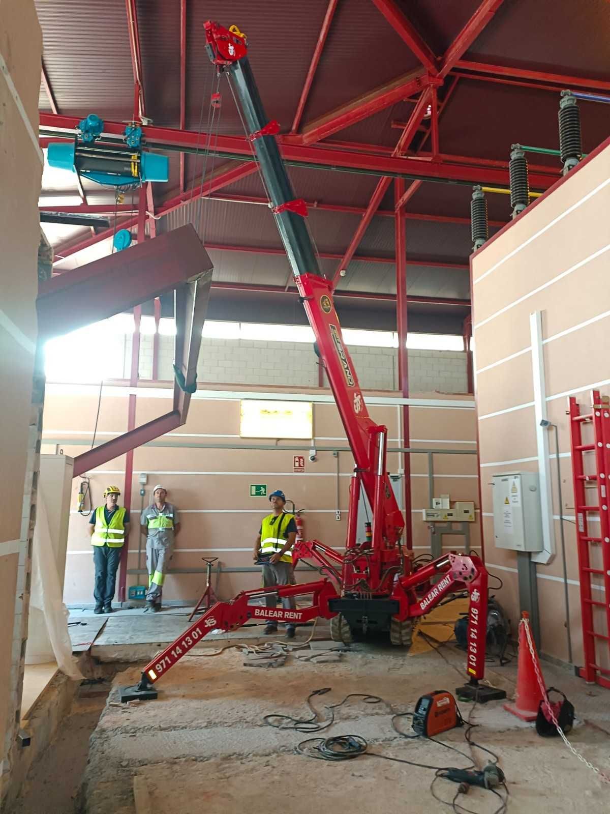 Una plataforma elevadora roja tip