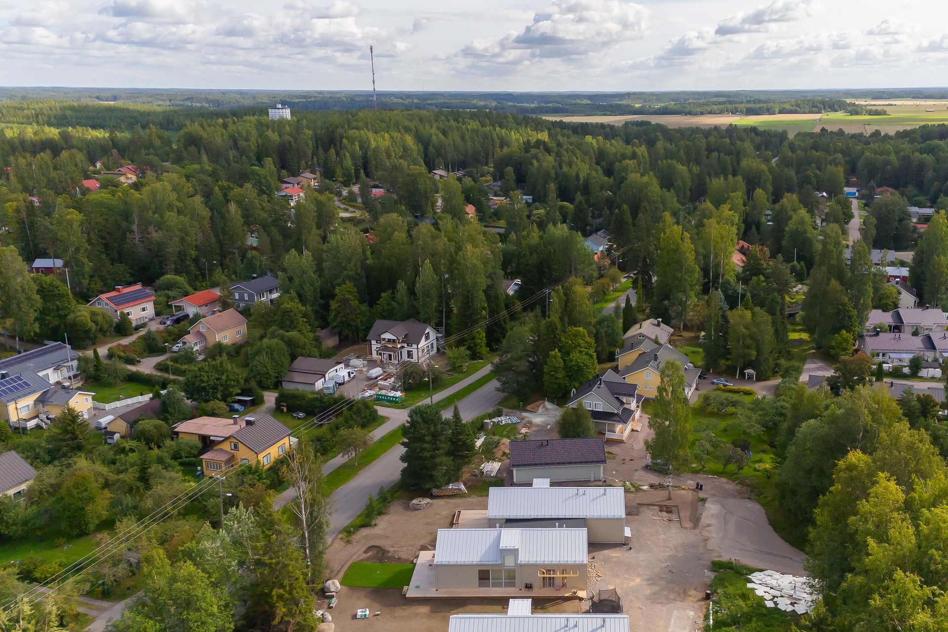 Moderni omakotitalo pitkästä tavarasta Uudellamaalla