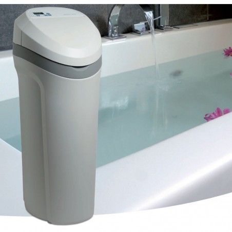 Un descalcificador de agua se encuentra junto a una bañera llena de agua.