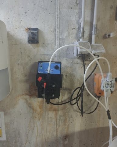 Una pared con un montón de cables conectados a ella