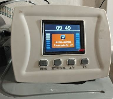 Un dispositivo blanco con una pantalla que dice 09 49.
