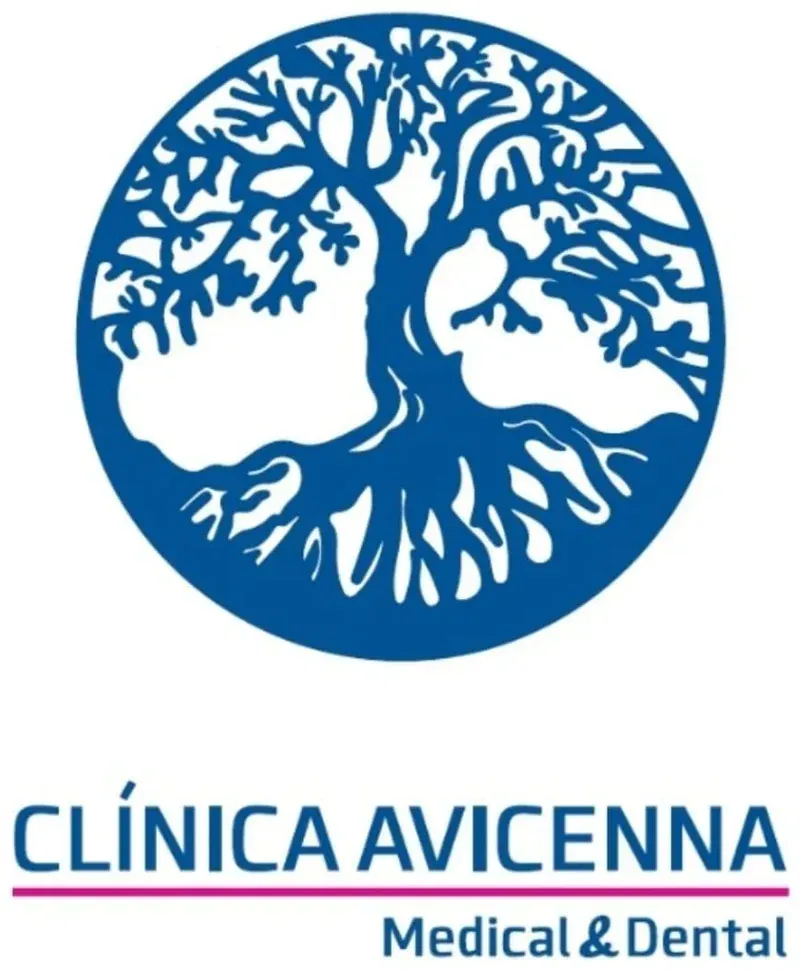 Logotipo de Clínica Avicenna Medical & Dental con emblema de árbol azul y texto sobre fondo blanco.