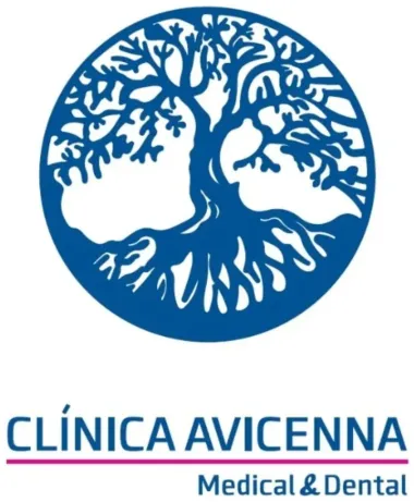 Logotipo de Clínica Avicenna Medical & Dental con emblema de árbol azul y texto sobre fondo blanco.