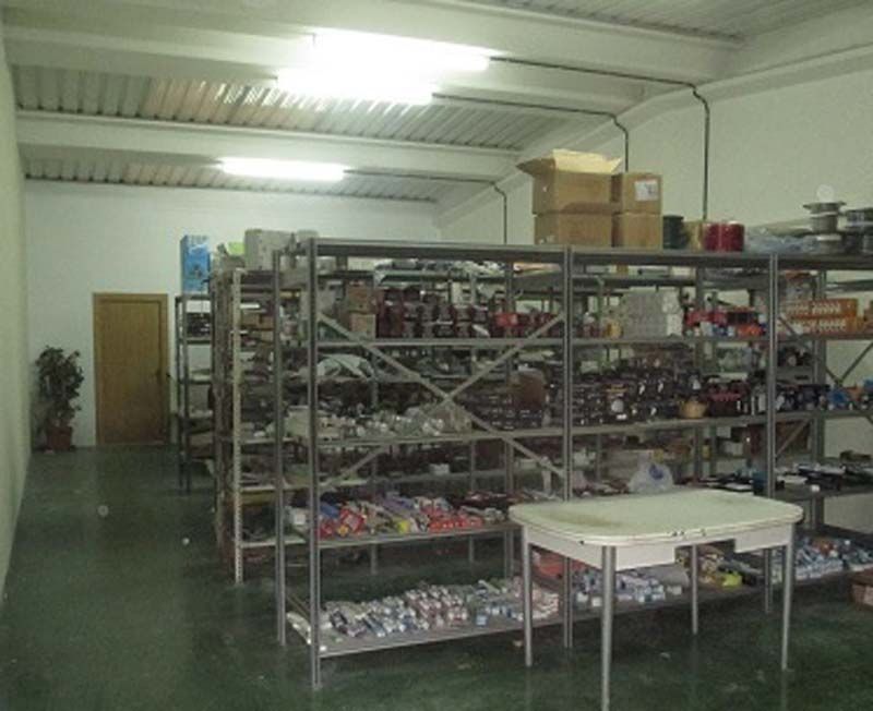 Un almacén lleno de muchos estantes y cajas.