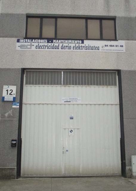 Un edificio con el número 12