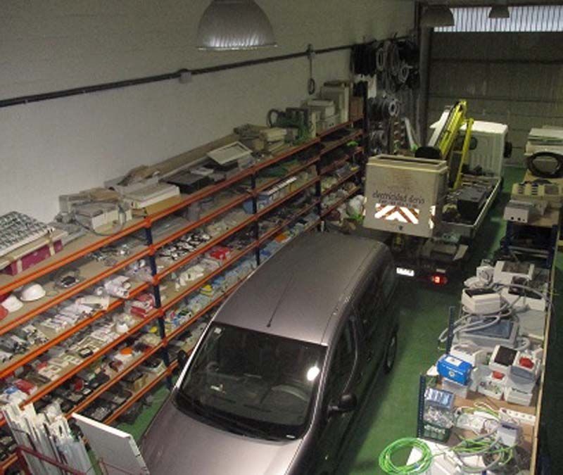 Una vista aérea de un almacén con una camioneta estacionada en el medio.