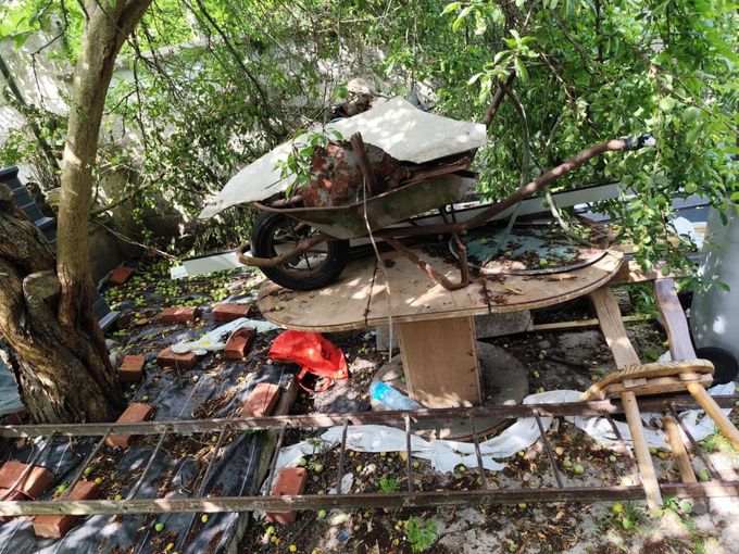 Une pièce remplie de boîtes, de chaises et d'une table.