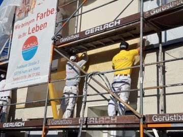 Malerfachbetrieb Kaisig Ein Mann arbeitet an einer Wand in einem Zimmer