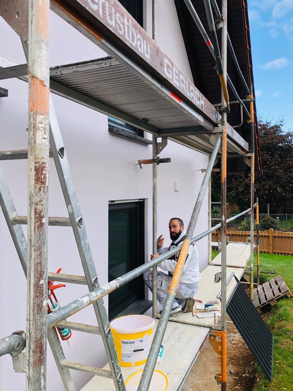 Malerfachbetrieb Kaisig Mitarbeiter lackiert Wand