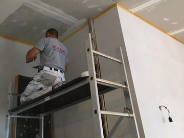 Malerfachbetrieb Kaisig Jemand verputzt eine Wand