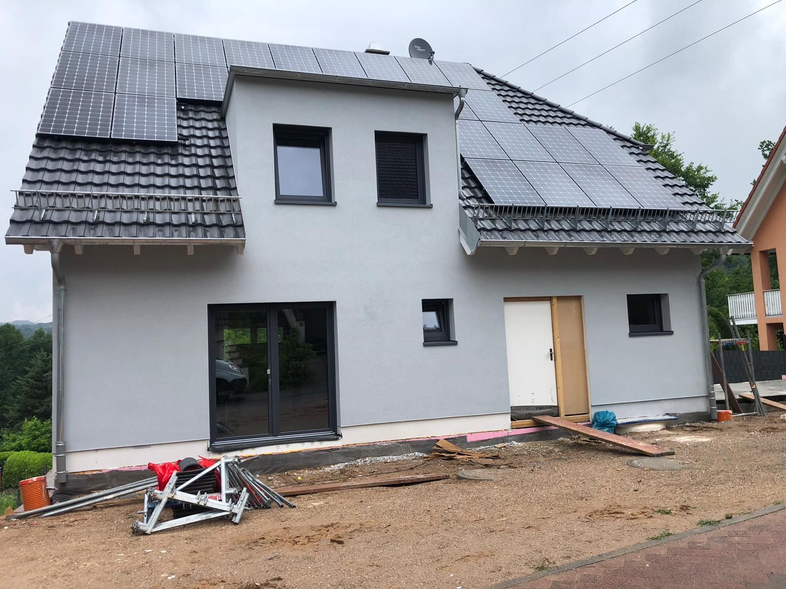 Malerfachbetrieb Kaisig Gebäude mit weißer Wandfarbe