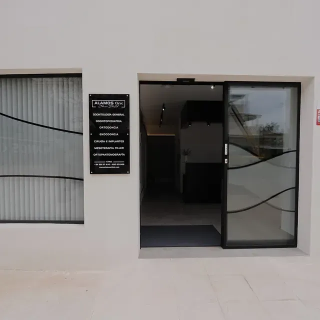 Un edificio blanco con una puerta corrediza de vidrio