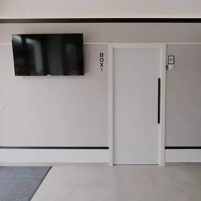 Una puerta blanca con la palabra caja en ella