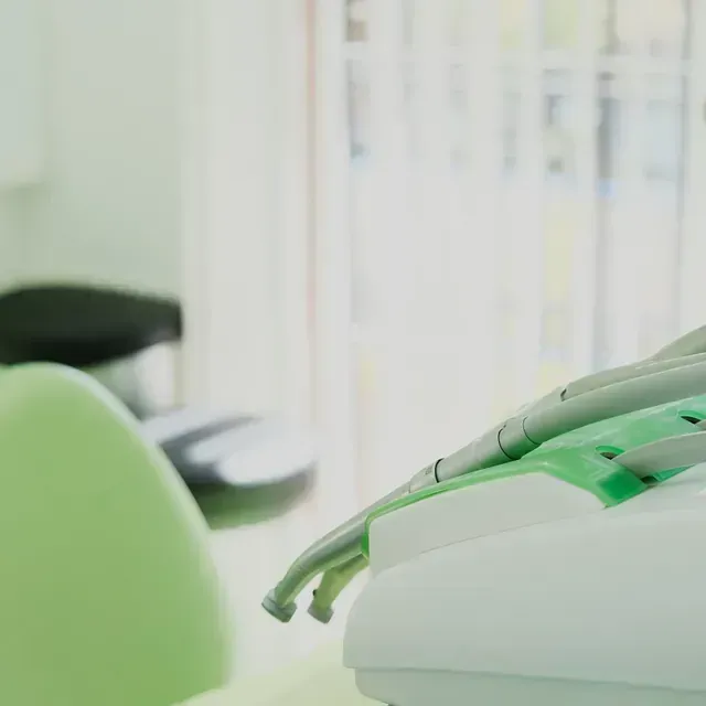 Un primer plano de una silla dental en un consultorio dental.