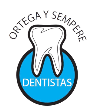 Un logotipo para Ortega y Sempere Dentistas con un diente en el centro.