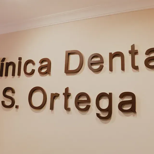 Un cartel que dice Clínica Dental S. Ortega.