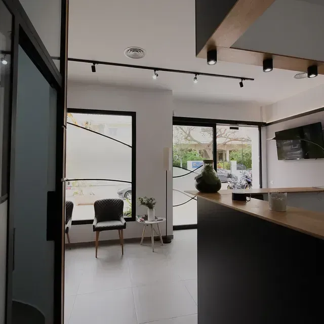 Una sala de espera con sillas y un mostrador