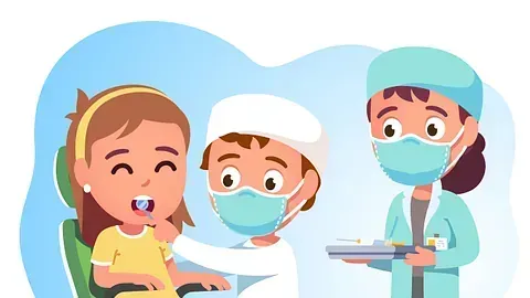 Una niña está sentada en una silla dental hablando con un dentista y una enfermera.