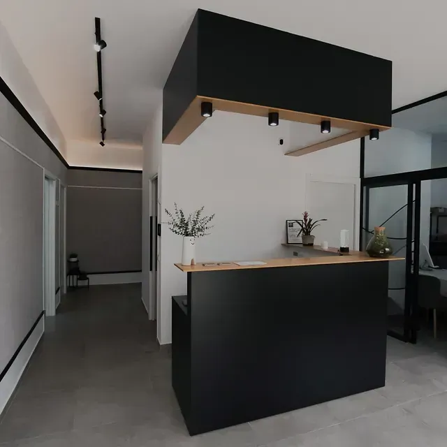 Un largo pasillo con un mostrador negro en el medio.