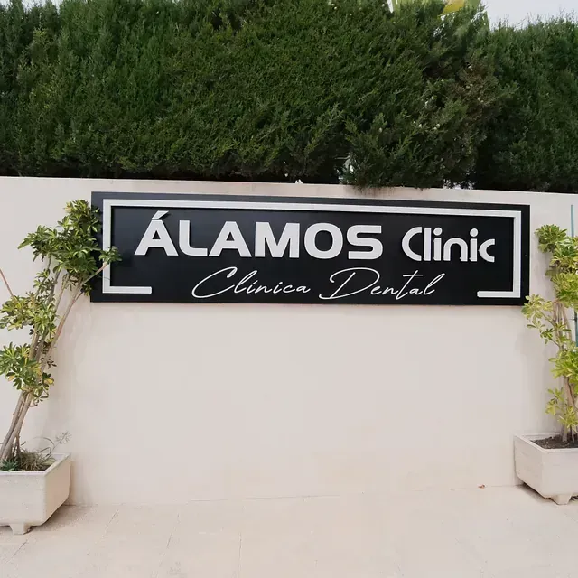 Un cartel que dice Clínica Dental Alamos.
