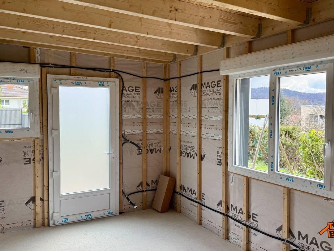 Pièce inachevée en cours de construction, avec l’isolation apparente, une ossature en bois