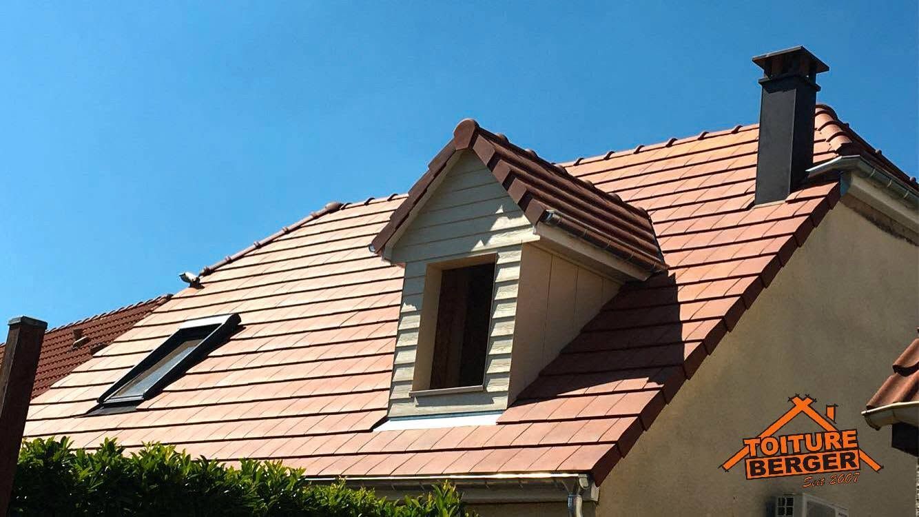 Toit de tuiles en terre cuite avec habillage de lucarne avec des planches de rives