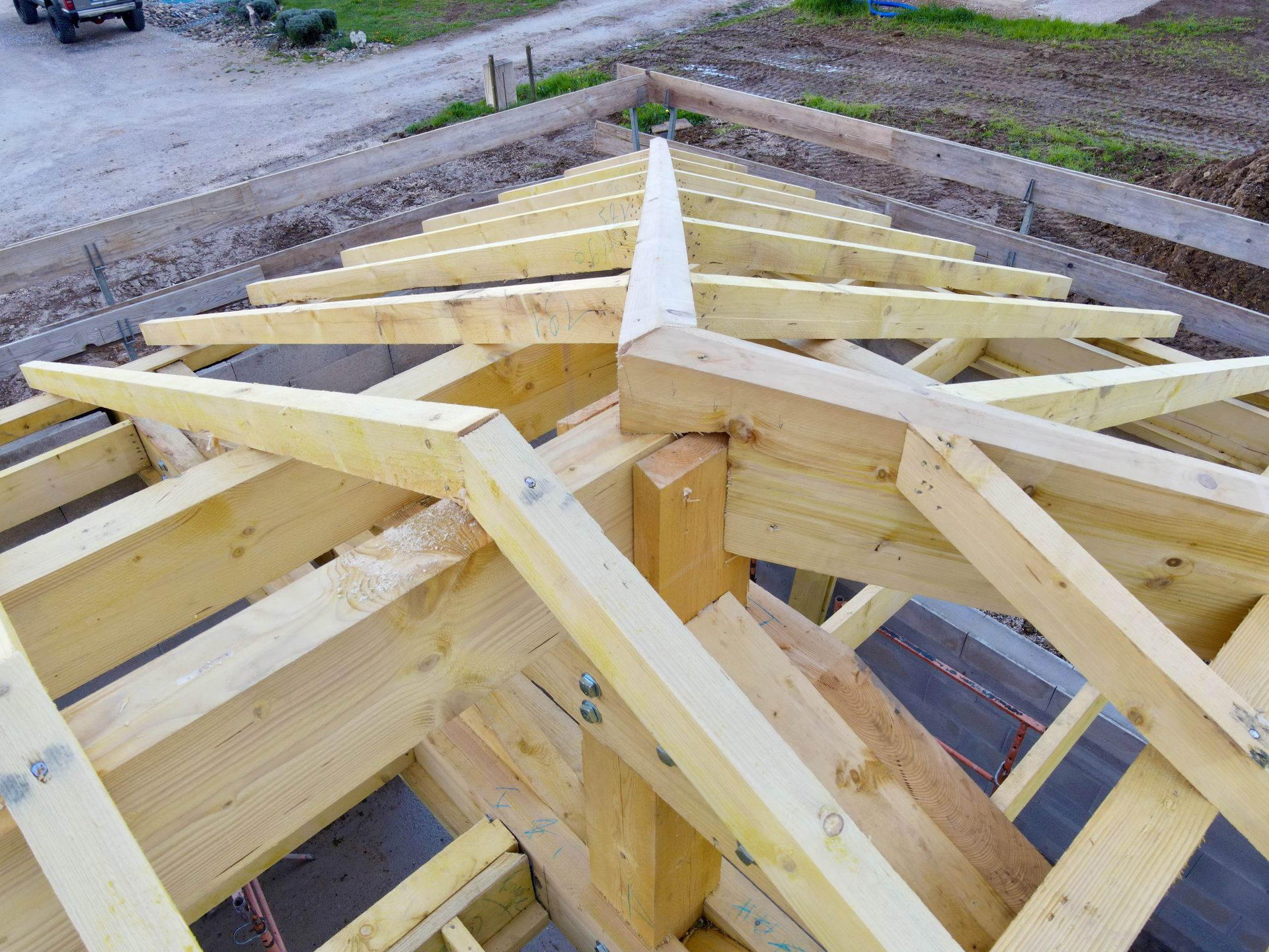 Fermes de toit en bois en cours de construction sur un chantier, vues d’en haut
