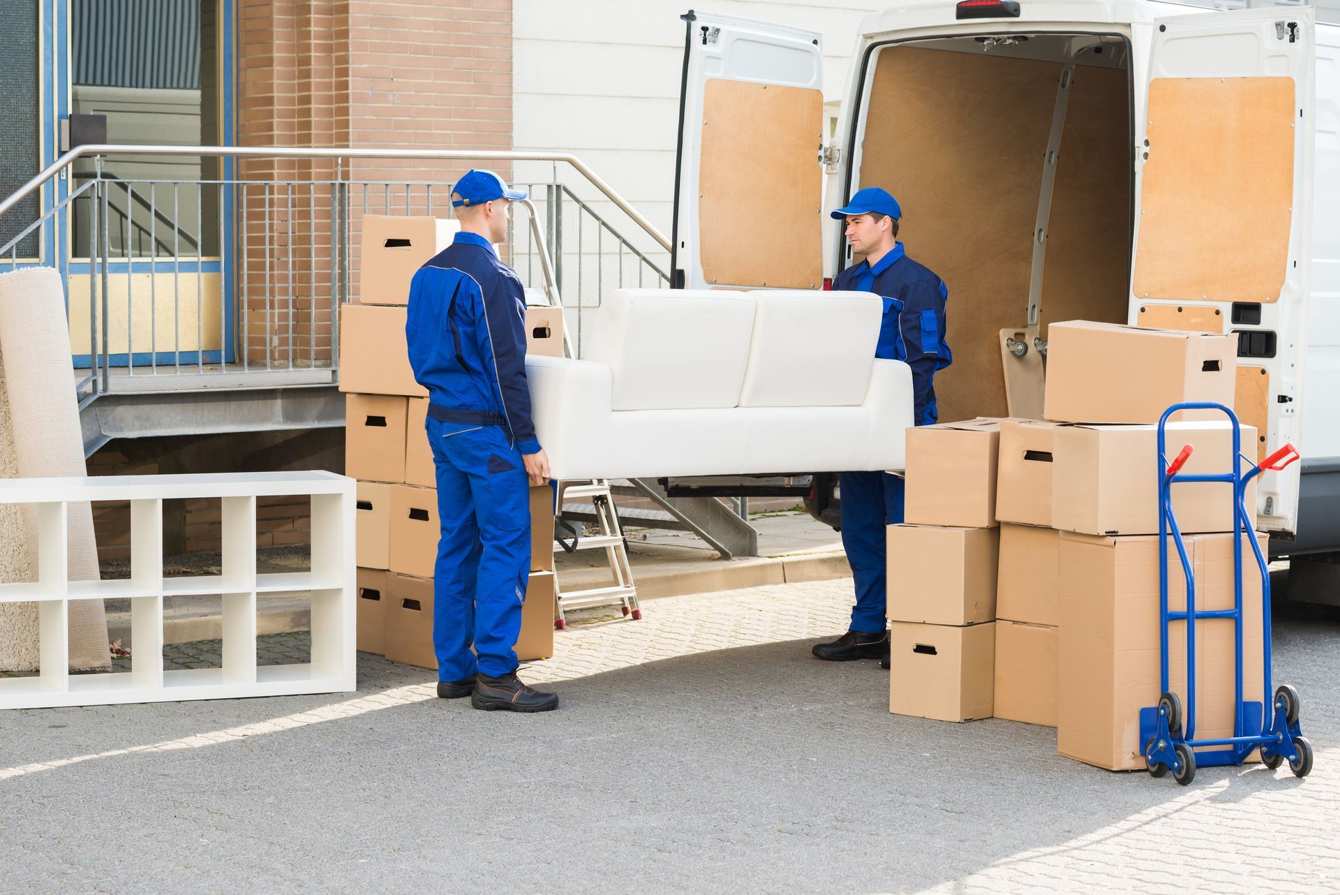 Des déménageurs transportent un canapé