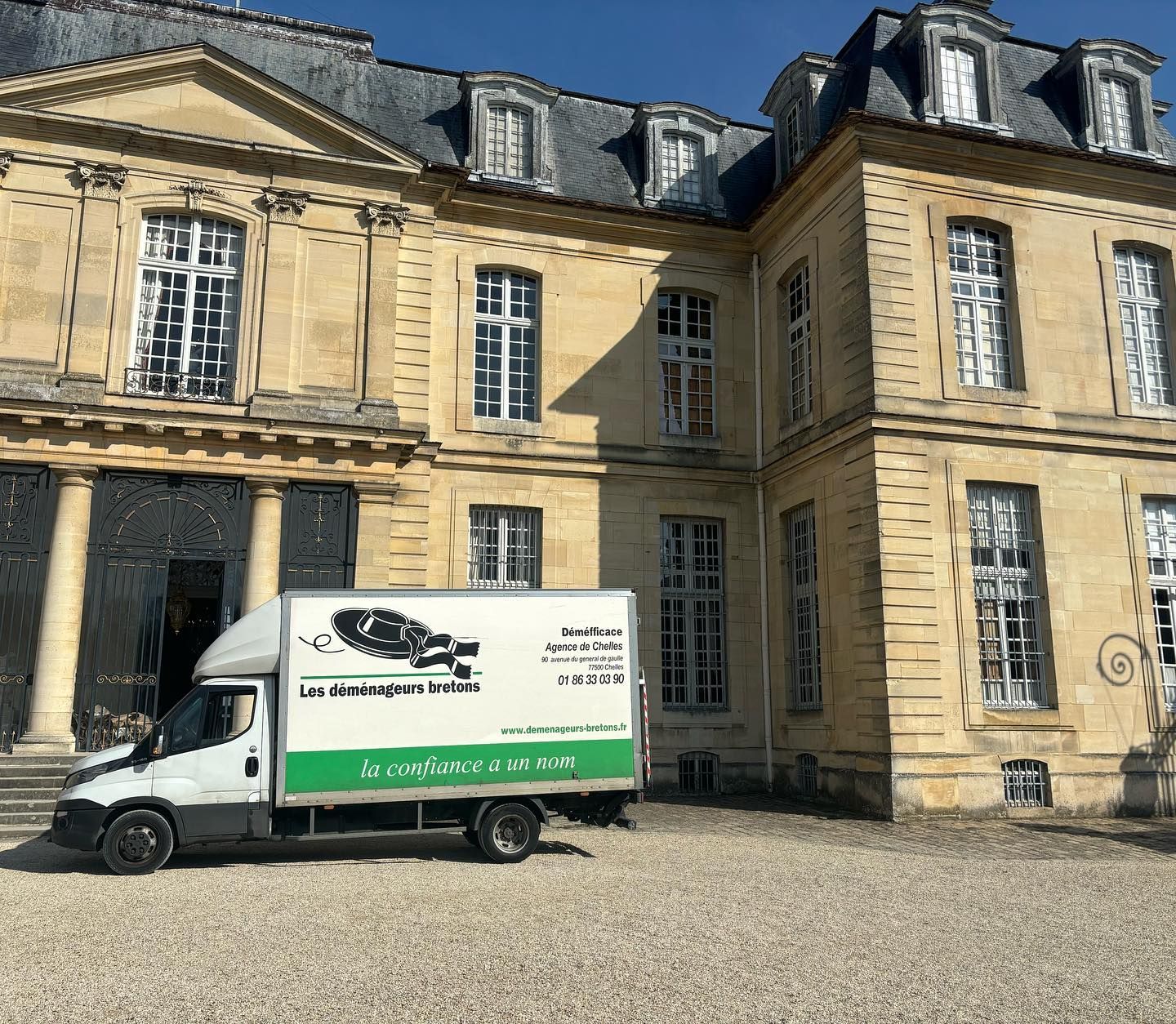 Le camion de la marque devant un grand bâtiment