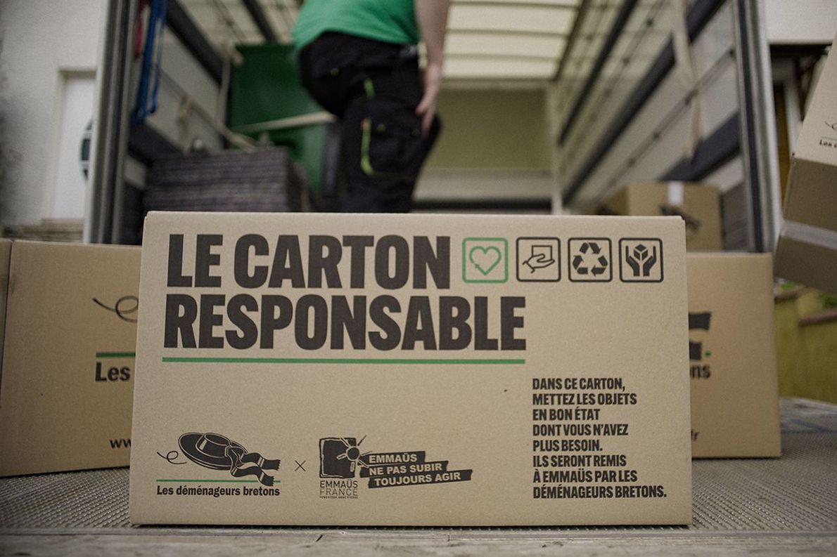 Gros plan sur un carton de l'entreprise
