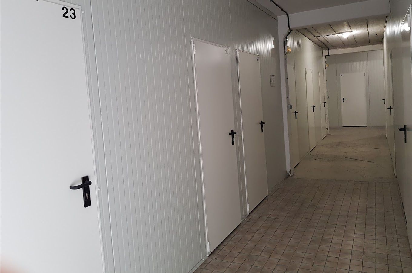 Autre couloir avec des portes