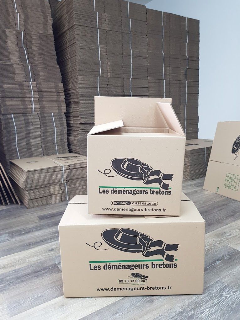 Des cartons avec le logo de l'entreprise en évidence