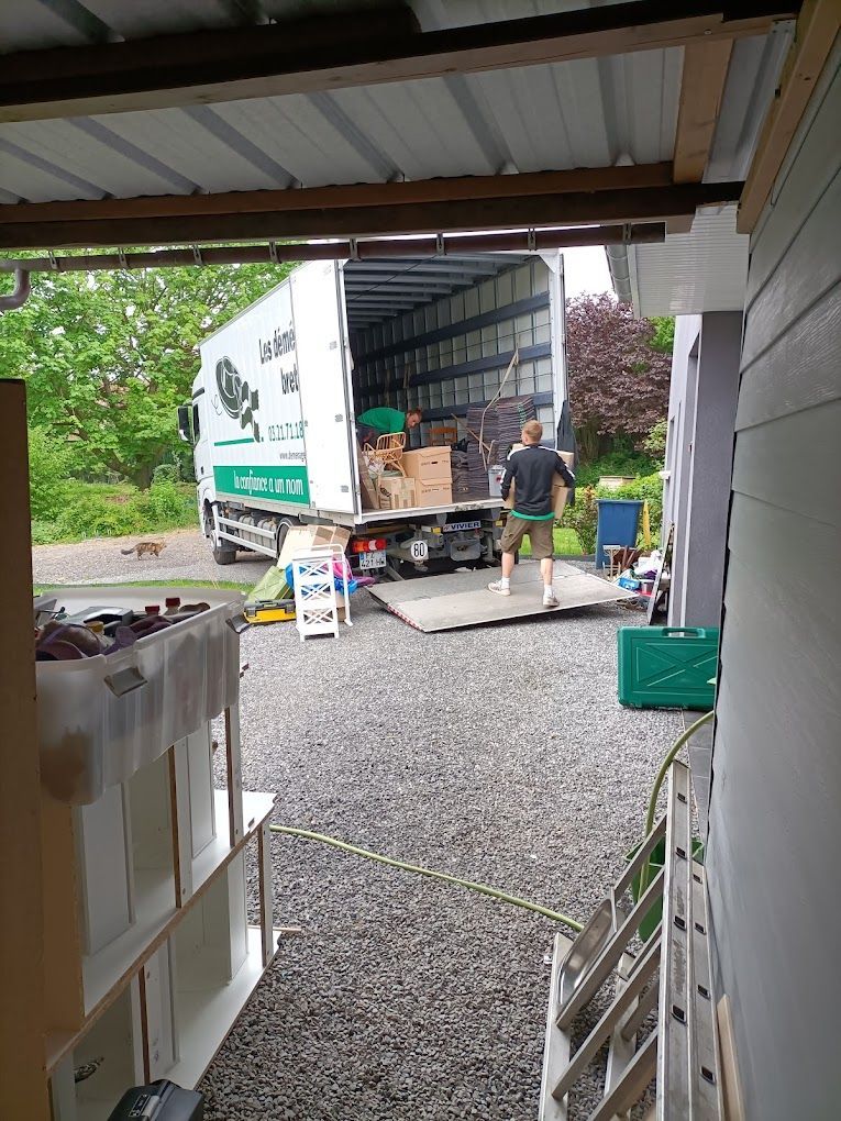 Vue sur l'arrière d'un camion de déménagement